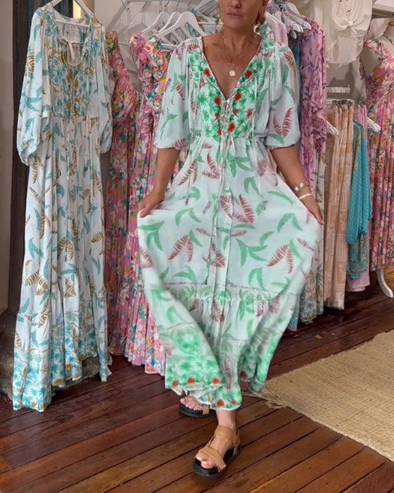 V-ringad maxiklänning med bladtryck för kvinnor