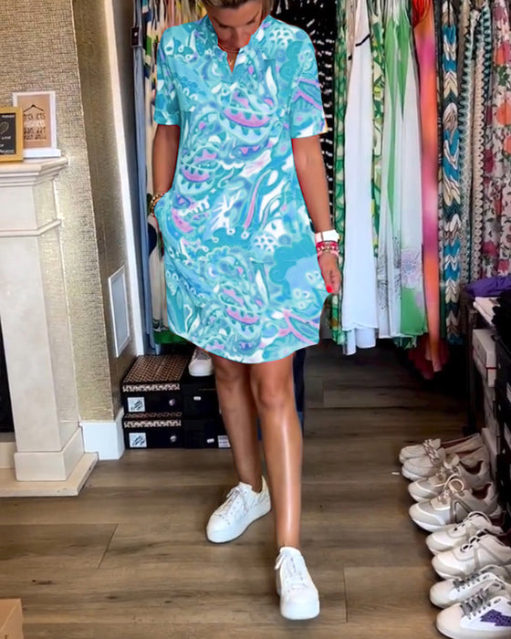 Klänning med fickor och tryck och korta ärmar