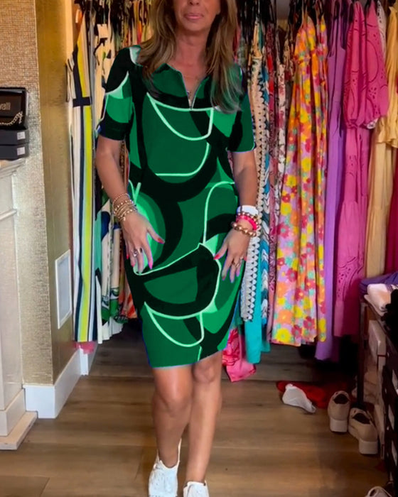 Rak klänning med tryck och V-ringning