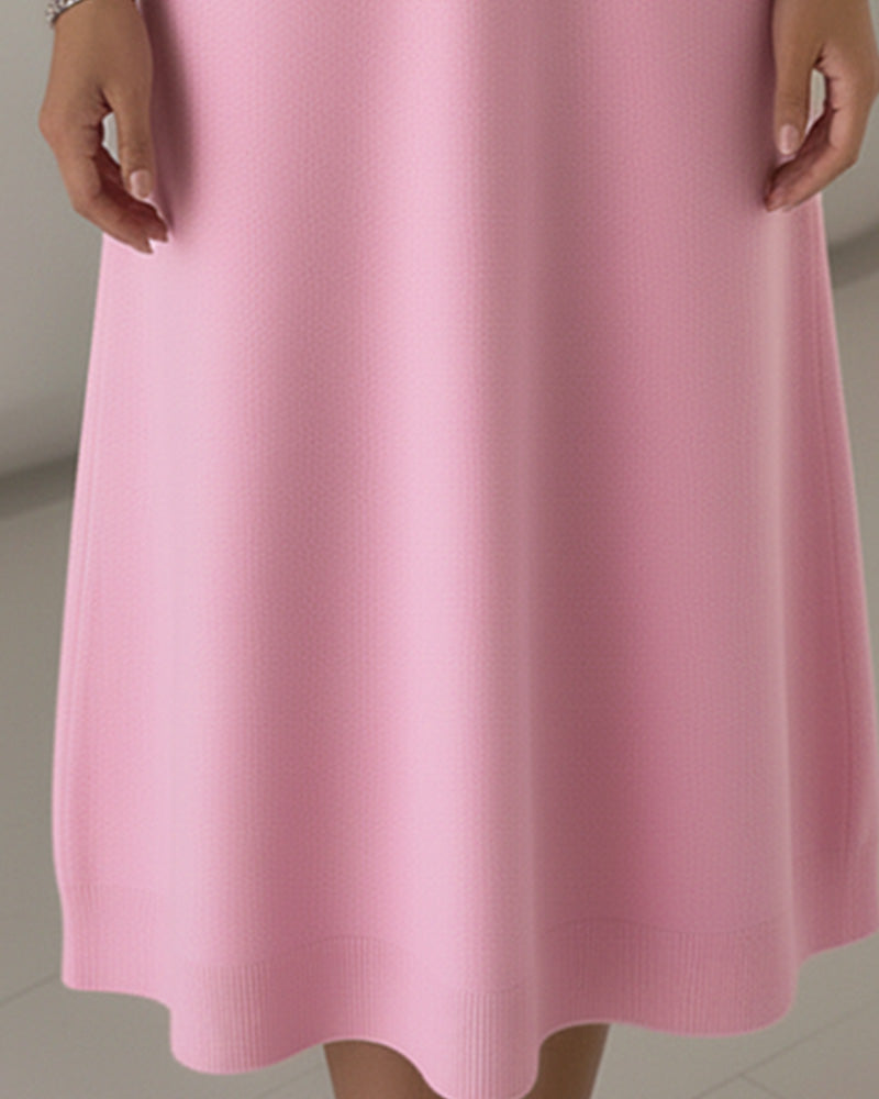 Moderiktig Klänning Med Knappar Och Slag