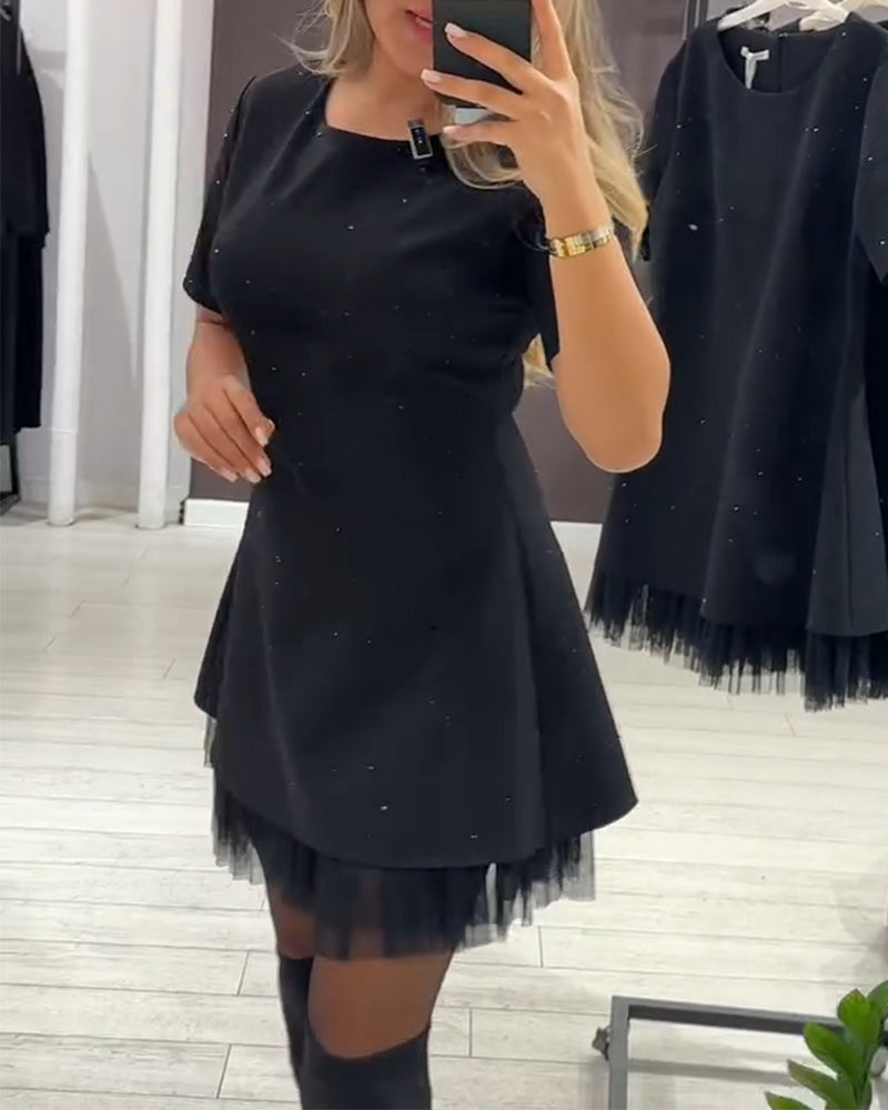 Elegant klänning med skimrande mesh-lappmönster