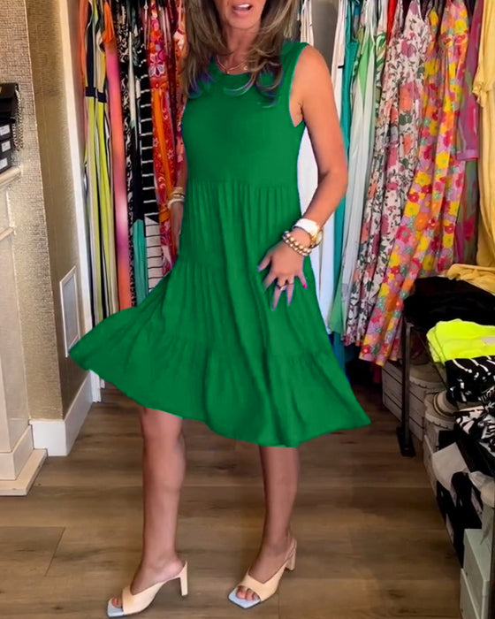 Ärmlös klänning med veckad passfor