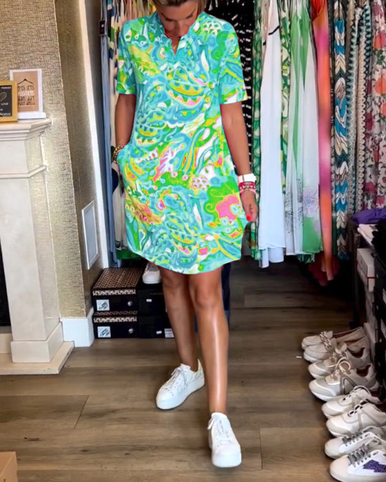 Klänning med fickor och tryck och korta ärmar