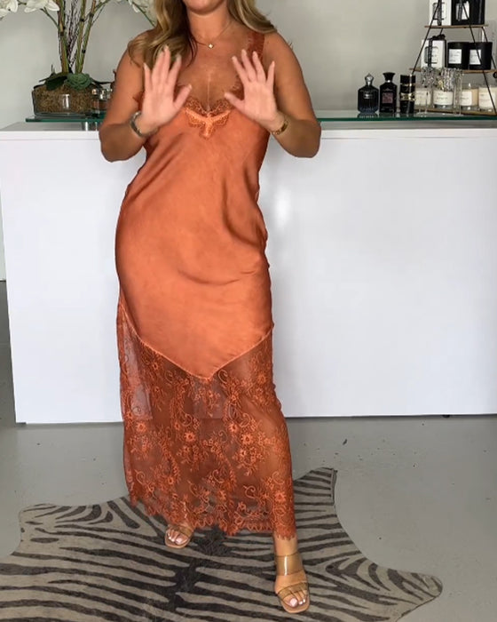 Enfärgad hängselklänning med spets