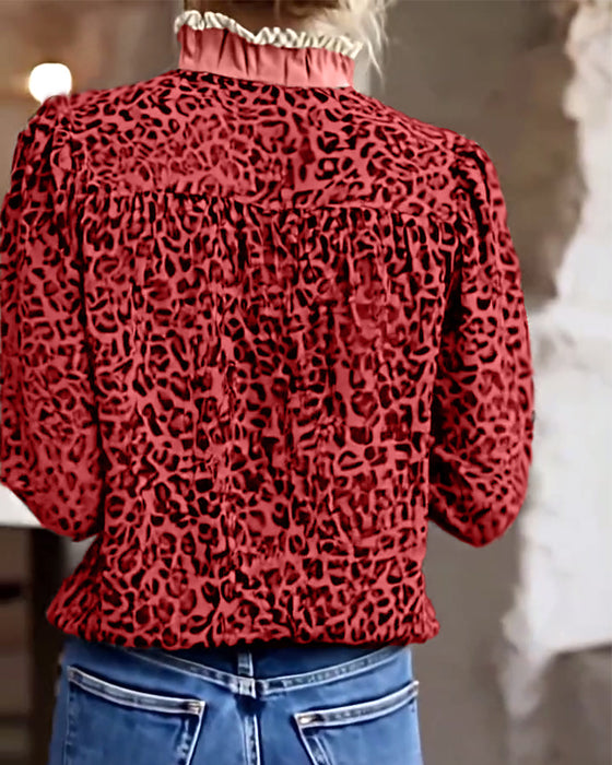 Blus med avslappnad leopardmönster och långärmad