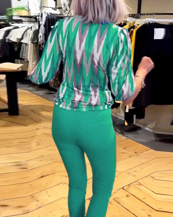 Tryckt avslappnad topp med djupt V