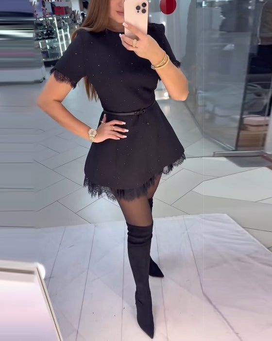 Glittrig Spetsklänning Med Korta Ärmar Och A-Linje