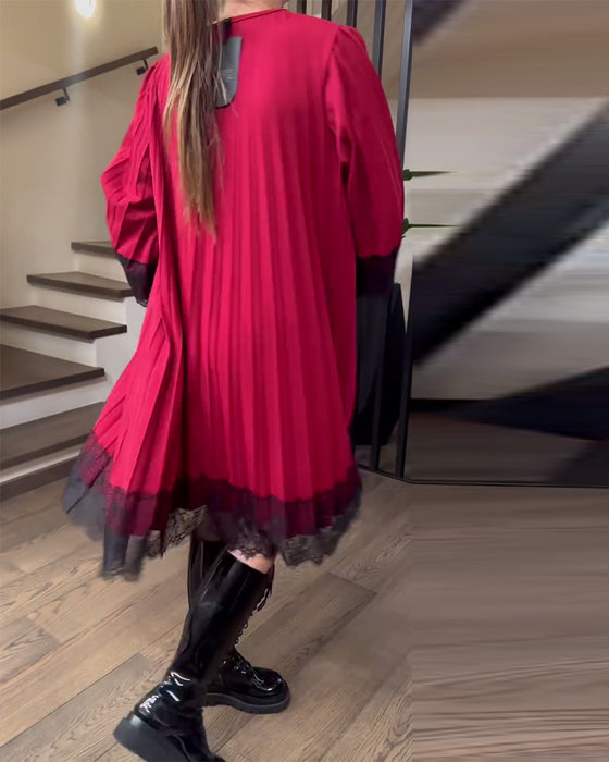 Lösittande Klänning Med Veck Och Runt Halsutsnitt