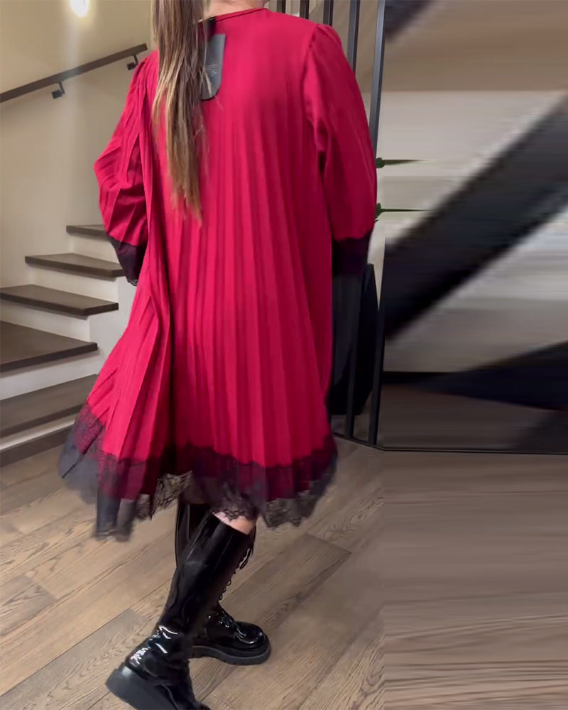 Lösittande Klänning Med Veck Och Runt Halsutsnitt