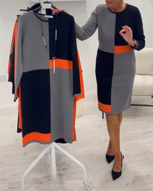 Fyrkantig färgmatchande elegant klänning med rund hals