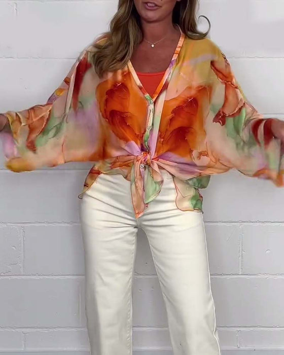 Avslappnad blus med V-ringning och lång ärm