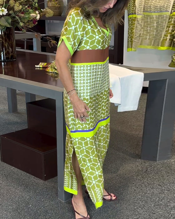 Kortärmad långklänning med V-ringning och kontrasttryck