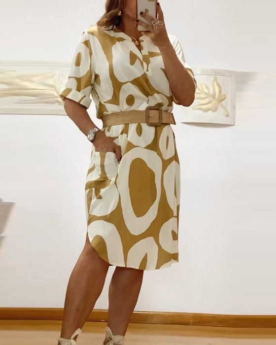 V-ringad ledig klänning med bokstavstryck