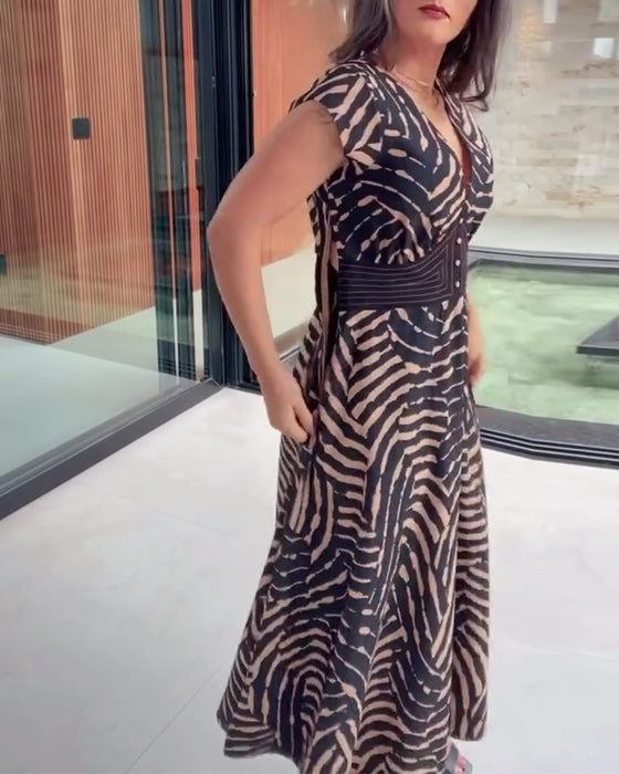 Tryckt Klänning Med V-ringning & Lotusskivsärmar