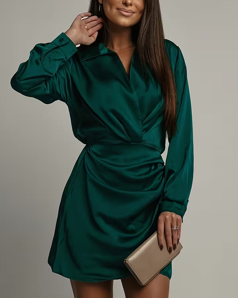 Stilfull Klänning Med V-Ringning Och Plissé