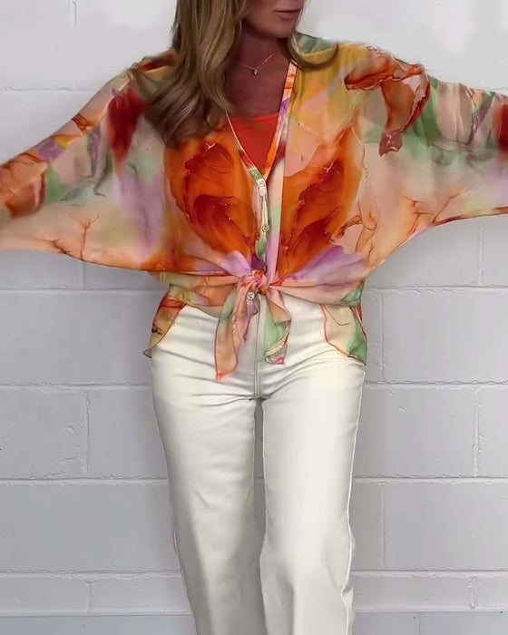 Avslappnad blus med V-ringning och lång ärm