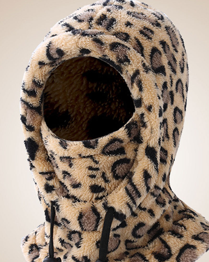 Varm integrerad mössa med leopardmönster