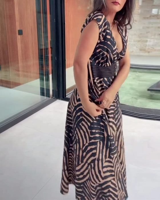 Tryckt Klänning Med V-ringning & Lotusskivsärmar