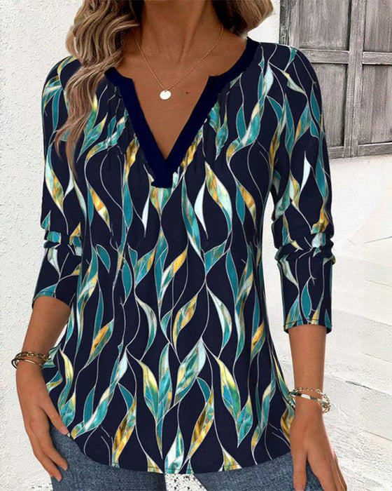 T-shirt med avslappnad lövtryck och v-ringning