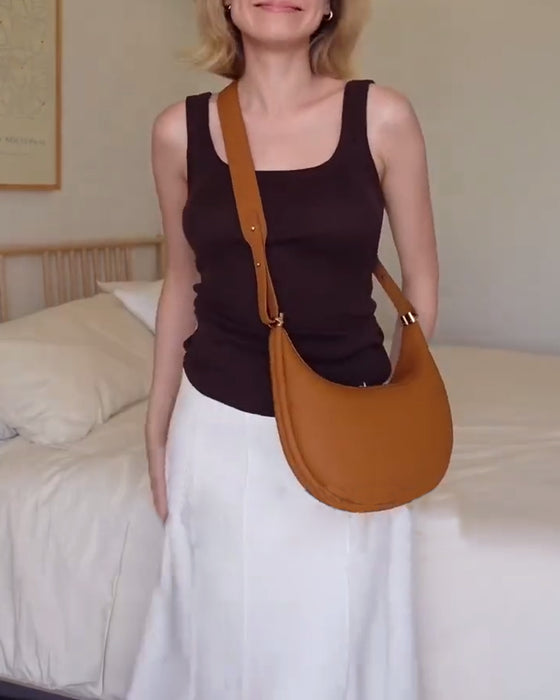 Enfärgad elegant halvmåneformad axelremsväska