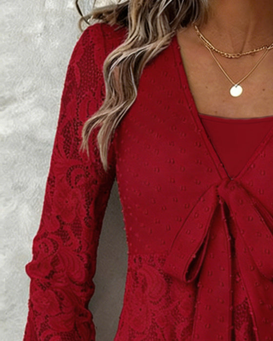 Enfärgad Blus Med Klockärmar Och V-Ringning