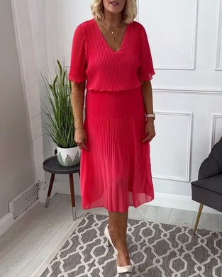 Casual enfärgad plisserad klänning med V-ringning och halvärm