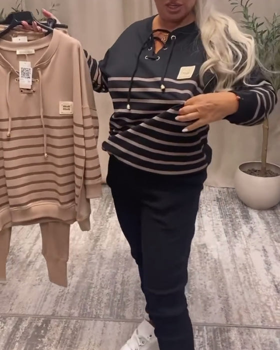 Tvådelat Set Med Avslappnad Randig Sportbyxa Vid Ankeln