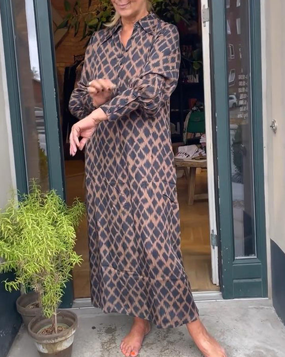 Elegant klänning med kontrasterande geometriskt tryck och lapel