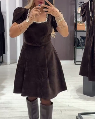 Klänning Med Puffärmar Och Vid Halsringning