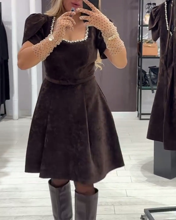 Klänning Med Puffärmar Och Vid Halsringning