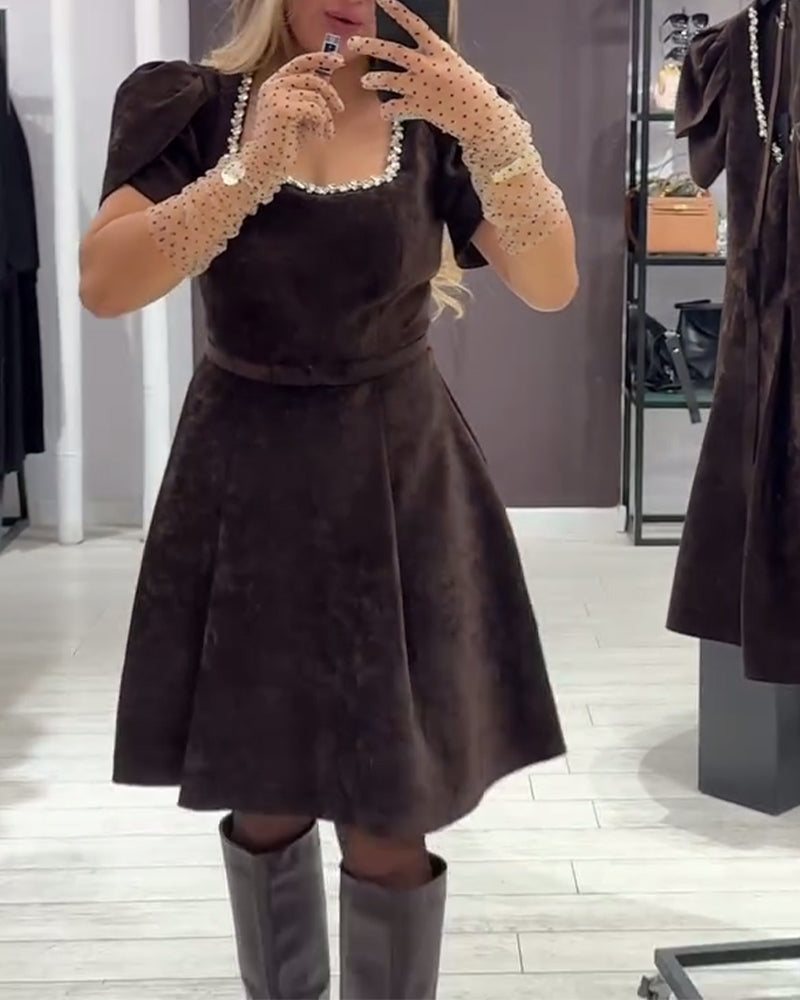 Klänning Med Puffärmar Och Vid Halsringning