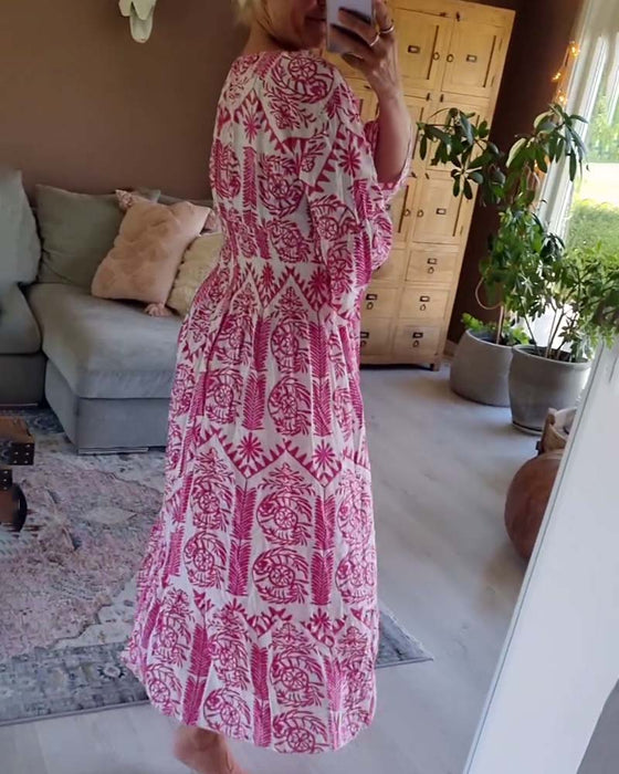 Elegant tryckt klänning med V-ringad veck och bell-sleeve