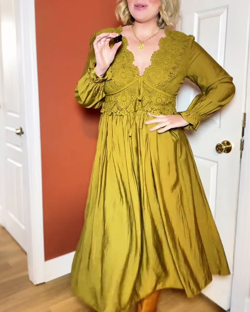 Elegant v-ringad spetsklänning med rynkor