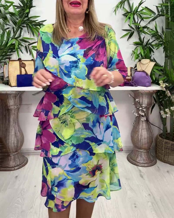 Blommig klänning med rund hals och halvärm med volang