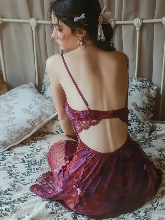 Dam Tunn Figursydd Nattlinne Med Låg V-Ringning Snörning Fjärilstryck Topp Och Rygglös Lounge-Set