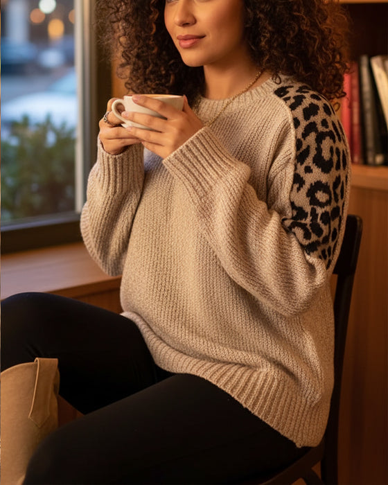 Avslappnad pullover med rund halsringning och leopardmönster