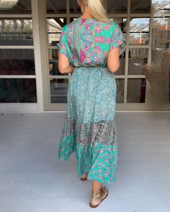 V-ringad elegant klänning med tryck