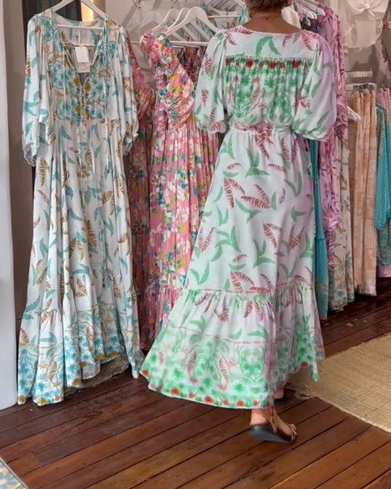 V-ringad maxiklänning med bladtryck för kvinnor