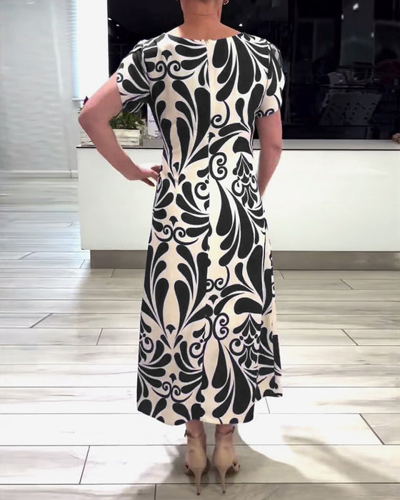 Elegant kortärmad klänning med kontrasttryck