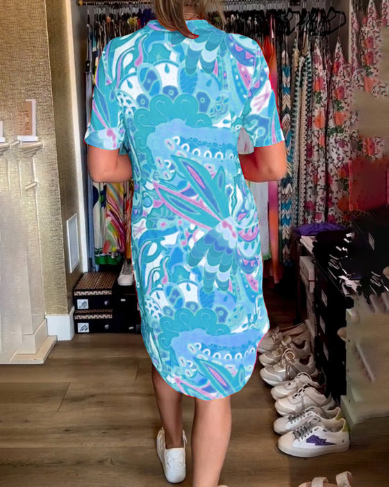 Klänning med fickor och tryck och korta ärmar