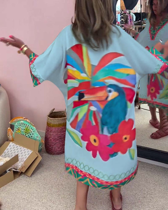 V-ringad klänning med graffititryck