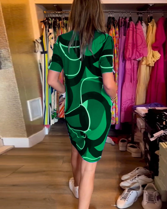 Rak klänning med tryck och V-ringning