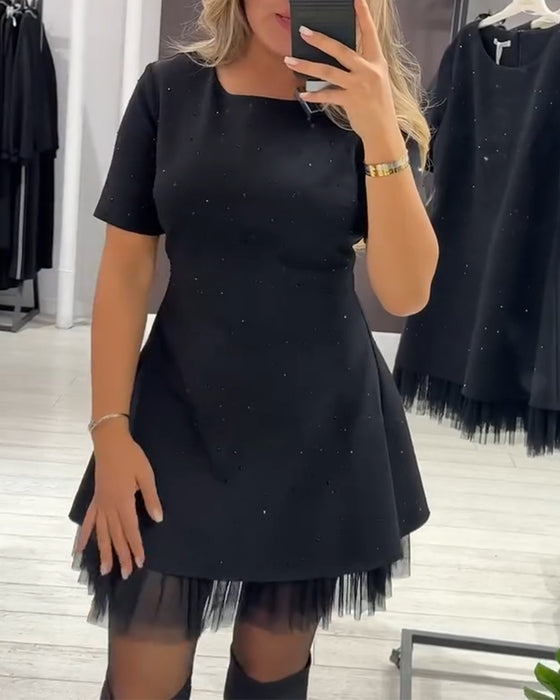 Elegant klänning med skimrande mesh-lappmönster