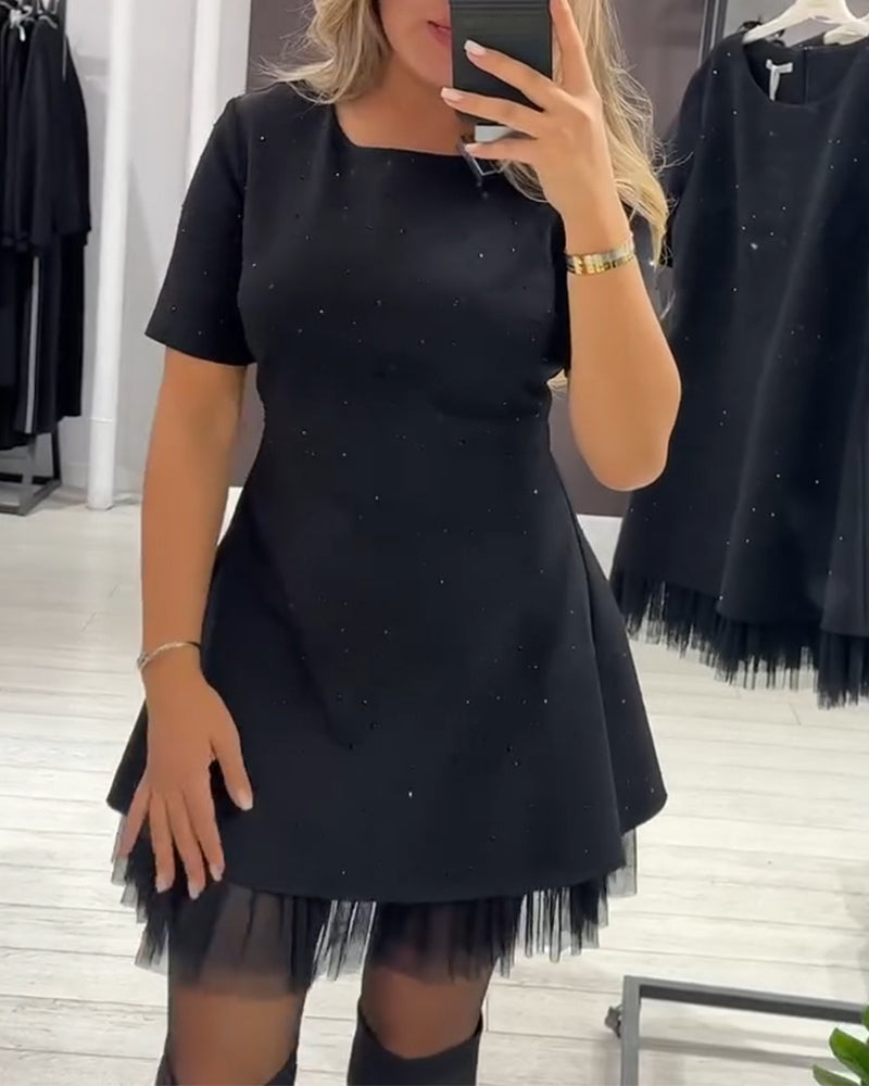 Elegant klänning med skimrande mesh-lappmönster