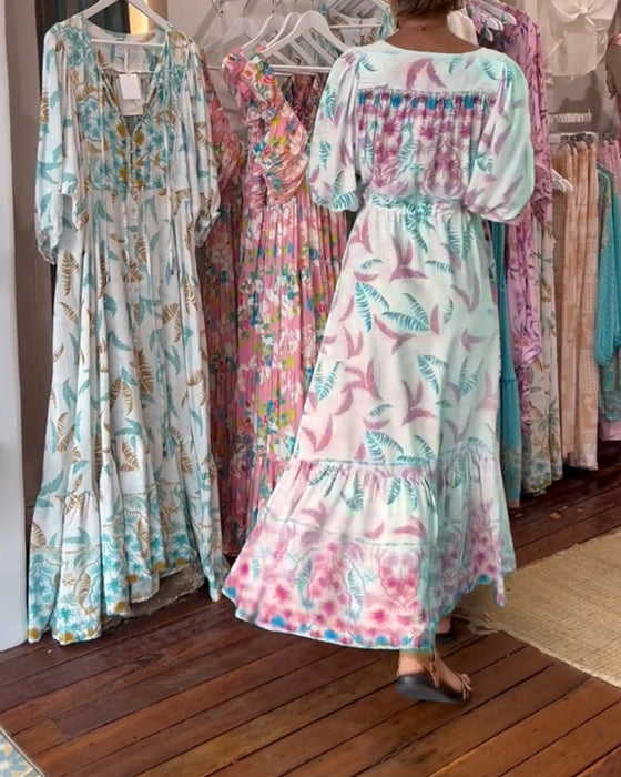 V-ringad maxiklänning med bladtryck för kvinnor