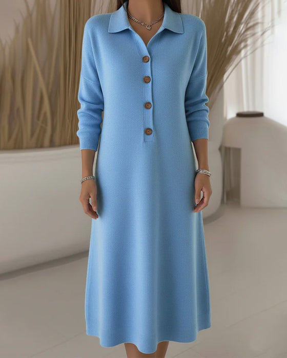 Moderiktig Klänning Med Knappar Och Slag