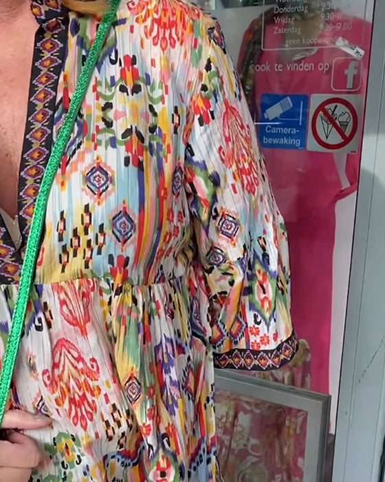 V-ringad elegant lång klänning med tryck