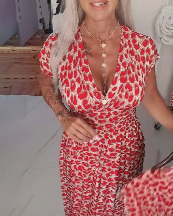 Elegant klänning med leopardmönster och v-ringning