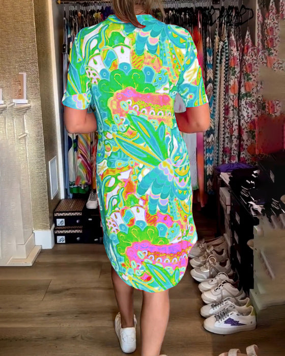 Klänning med fickor och tryck och korta ärmar