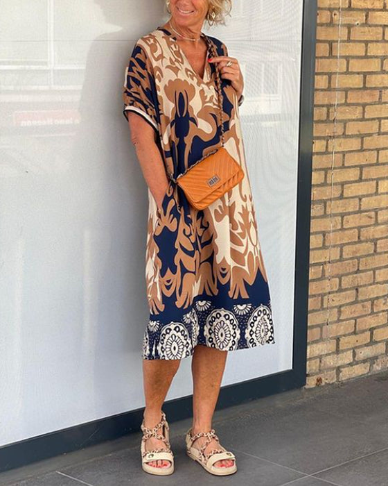 V-ringad klänning med geometriskt tryck